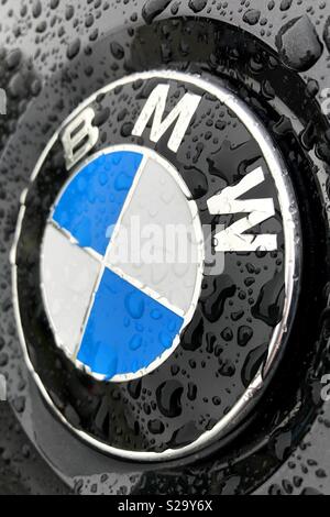 Badge BMW avec des gouttelettes de pluie Banque D'Images