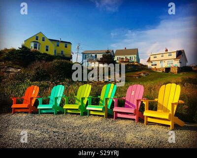 Adirondack chaises colorées à Peggy's Cove, Nova Scotia Canada Banque D'Images