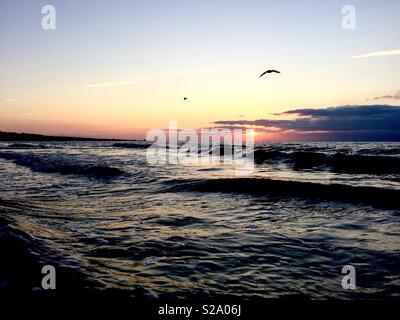 Coucher de soleil sur la mer. Minnis Bay, Kent Banque D'Images