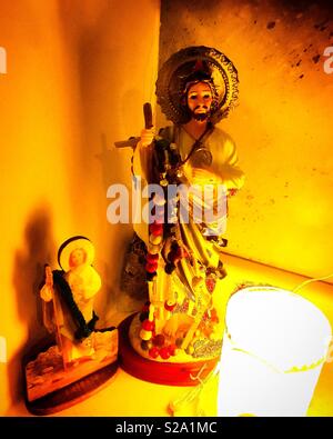 Les images de Saint Jude Thaddée décorer une maison dans la ville de Mexico, Mexique Banque D'Images