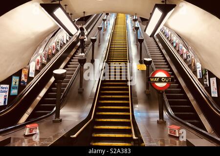 L'architecture Art déco et la signalisation à la station de métro de Londres St John's Wood dans le nord de Londres, Royaume-Uni Banque D'Images