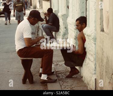 Les hommes jouant aux échecs dans la rue à La Havane, Cuba Banque D'Images