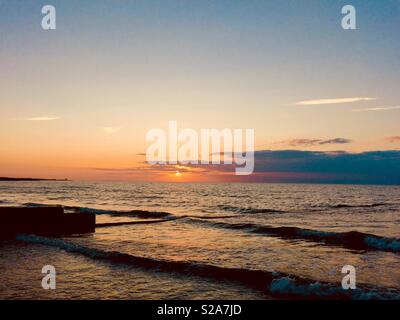 Coucher de soleil sur plage, baie Minnis, Kent Banque D'Images