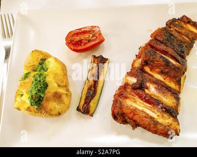 Côtes de porc grillées avec des légumes. Banque D'Images