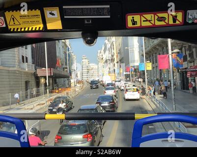 Pont supérieur Hop On Hop Off bus Gran Via Madrid Banque D'Images