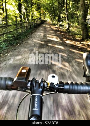 Randonnée à vélo le long de la piste d'Ely, Cardiff, Pays de Galles, sur un matin de septembre. Banque D'Images