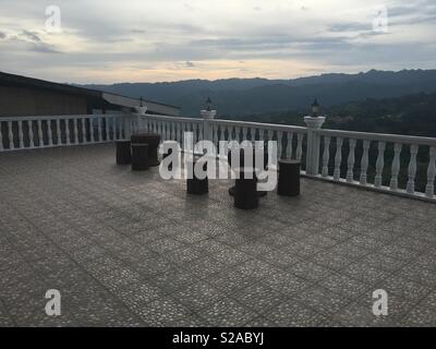 Le mobilier mis en place sur le balcon donnant sur les montagnes Banque D'Images