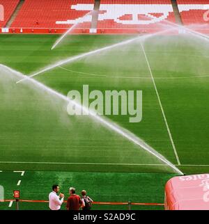 L'Emirates Stadium d'Arsenal d'arroser le terrain avec arroseurs. Banque D'Images