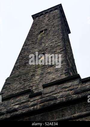 Le Peel Memorial Tower sur Holcombe colline, donnant sur Ramsbottom, Manchester, Lancashire Banque D'Images