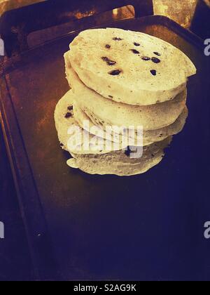 Golden yummy chocolate chip pancakes empilés sur la plaque Banque D'Images