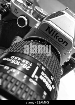 Nikon Df style rétro de l'appareil photo plein cadre. Banque D'Images