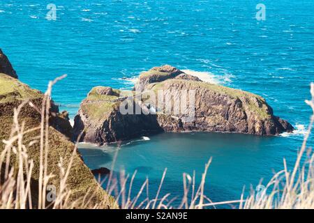 Carrick-a-Rede pont enjambant le fossé vertigineux entre le continent et une petite île près de Ballycastle Co. d'Antrim, en Irlande du Nord. Banque D'Images