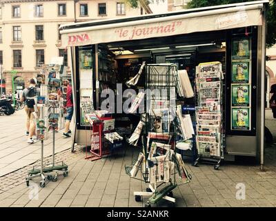 Kiosque ou petite boutique où vous pouvez acheter des journaux et des cartes postales et petits articles de rafraîchissements pour la vente dans la rue de Strasbourg en France Banque D'Images