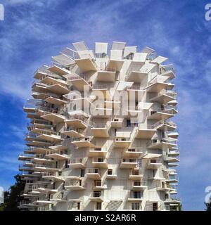 L'Arbre Blanc, nouveau bâtiment moderne sur les rives de la rivière Lez, Montpellier France Banque D'Images