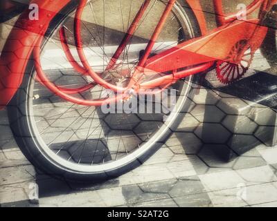 Vieux vélo rouge sur l'affichage dans la fenêtre de magasin vintage Banque D'Images