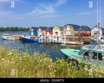 Bateaux et bateau marine colorée cabanes dans Prince Edward Island Canada Banque D'Images