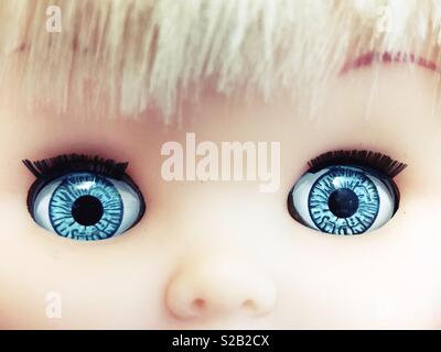 Close up of a doll's grands yeux bleus. Banque D'Images