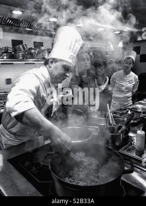 Un chef à l'Hôtel Ritz, Paris,Escoffier école de cuisine. Banque D'Images