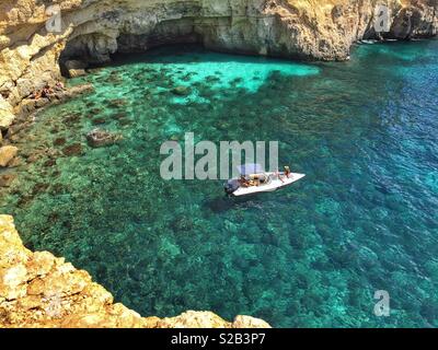 Mesdames de vous détendre sur le yacht au Blue Lagoon de Comino, Malte Banque D'Images