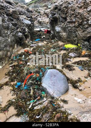 Le plastique et d'autres débris sur la ligne de marée haute après une nuit de tempête. Banque D'Images