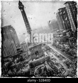 La moitié de l'échelle d'une réplique de la Tour Eiffel en construction à la parisienne, un hôtel, un casino et un centre commercial à Cotai, Macao, Chine Banque D'Images