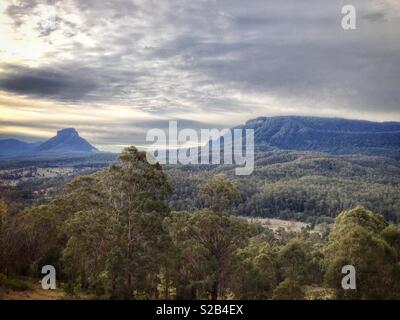 Mont Lindesay, situé sur la frontière entre la Nouvelle Galles du Sud et le Queensland, Australie, vue à travers le pâturage du bétail pays effacée Banque D'Images