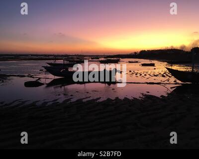 Coucher de soleil incroyable avec des bateaux à marée basse. Plage de Bali. Banque D'Images