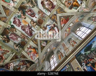 Fresques Dans La Chapelle Sixtine Rome Italie Low Angle