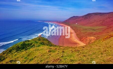Rhossili Bay, Gower, Pays de Galles, avec un mouton sur les falaises. Banque D'Images