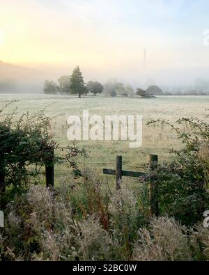 Frosty misty, l'espoir Vallée, Peak District, Derbyshire, Royaume-Uni Banque D'Images