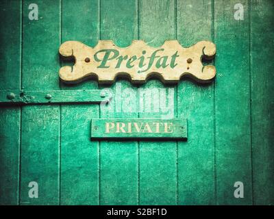 Preifat (Gallois) et privé (English) inscription sur la porte en bois Banque D'Images