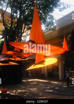 Chapeaux de sorcières d'Halloween en suspension dans l'air, UD Town centre commercial en plein air, l'Isaan, région nord de la Thaïlande Banque D'Images