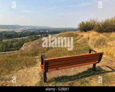 Banc de parc avec vue sur la vallée de la rivière Bow, à Calgary, Alberta Banque D'Images