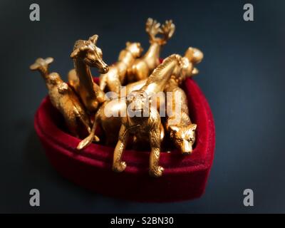 Figurines d'animaux dans une boîte. Banque D'Images