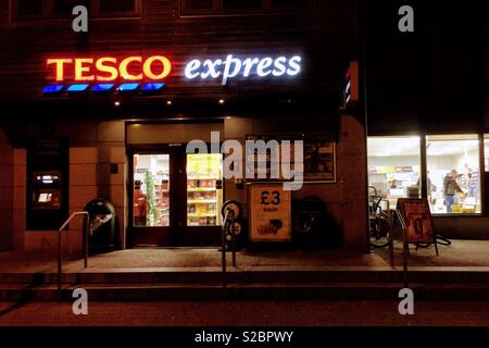 Le magasin Tesco express dans la région de Falmouth dans la nuit Banque D'Images