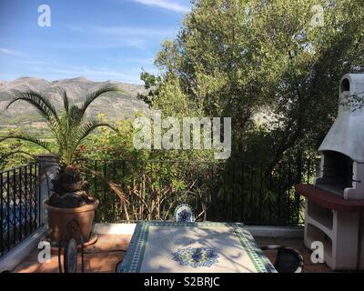 Un jardin espagnol et d'un barbecue en été Banque D'Images