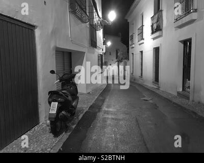 La nuit dans la rue avec un scooter la vieille ville d'Altea, Altea, Costa Blanca, Espagne. Banque D'Images