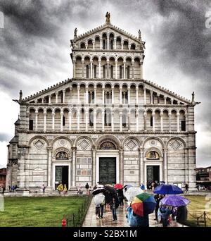 Cathédrale de Pise 1092. Église catholique romaine située sur la Piazza dei Miracoli, Pisa, Italie. Sur un très mauvais jours juste avant un orage. Banque D'Images