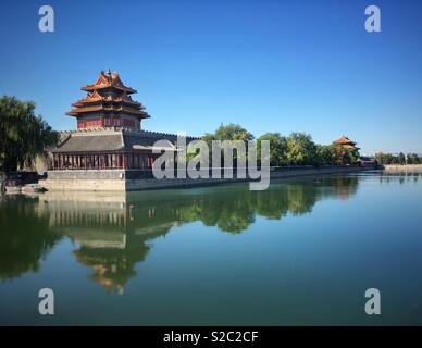 L'un de la tour de la Cité interdite par un canal. Beijing, Chine. Banque D'Images