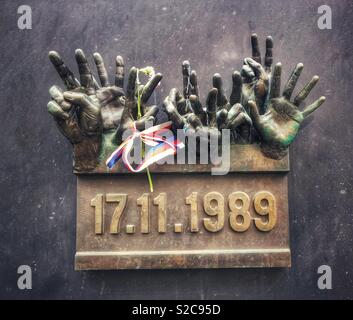 Une plaque commémorant la chute du communisme à Prague, République tchèque. Banque D'Images