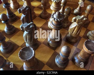 Pièces des échecs placés aléatoirement sur chess board Banque D'Images