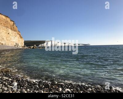 Espérons vide dans le Sussex, à l'égard des sept Sœurs falaises et Cuckmere Haven, partie du parc national des South Downs. Indique la plage de galets, falaises de craie, les collines et la mer. Banque D'Images