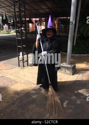 Thai girl costume en dehors de nettoyage avant d'Halloween Banque D'Images