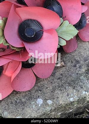 Pavot Rouge couronne posée sur un socle pour Dimanche du souvenir. Banque D'Images