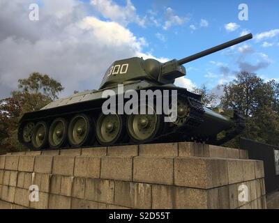 L'un des chars T34 de la seconde guerre mondiale au mémorial de guerre soviétique dans le Tiergarten à Berlin Banque D'Images