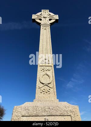 Croix du souvenir pour ceux qui ont donné leur vie au cours de la première guerre mondiale, le travail de Padstow, Cornouailles du nord de l'Angleterre. Banque D'Images