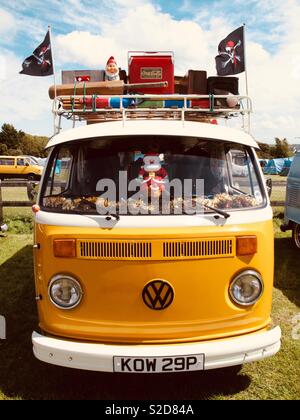 Le camping-car Volkswagen jaune lors d'un festival dans l'île de Wight Banque D'Images