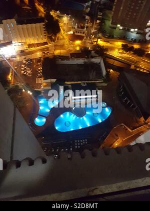 Vue depuis un balcon à Benidorm. La nuit est le meilleur moment à Benidorm Banque D'Images