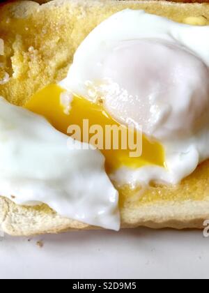 Le parfait oeuf poché sur toast Banque D'Images