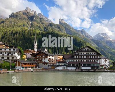 Le lac d'Alleghe et ville, Dolomites, Italie Banque D'Images